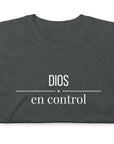 Dios en Control- Camiseta de manga corta unisex