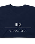 Dios en Control- Camiseta de manga corta unisex