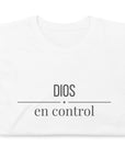 Dios en Control- Camiseta de manga corta unisex