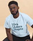 Camiseta clásica unisex- "Ora, Adora, Repite"