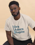 Camiseta clásica unisex- "Ora, Adora, Repite"
