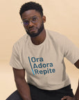 Camiseta clásica unisex- "Ora, Adora, Repite"