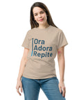 Camiseta clásica unisex- "Ora, Adora, Repite"