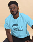 Camiseta clásica unisex- "Ora, Adora, Repite"