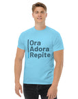Camiseta clásica unisex- "Ora, Adora, Repite"
