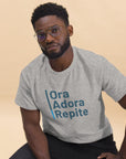 Camiseta clásica unisex- "Ora, Adora, Repite"