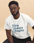 Camiseta clásica unisex- "Ora, Adora, Repite"
