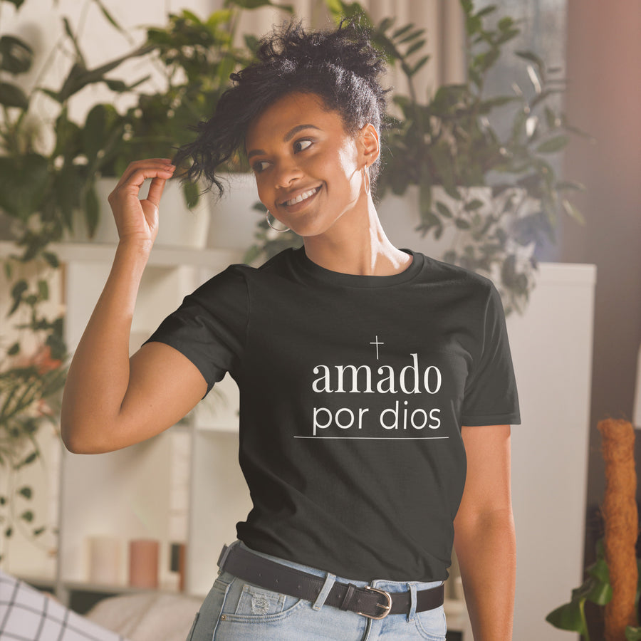 Amado por Dios- Camiseta de manga corta unisex