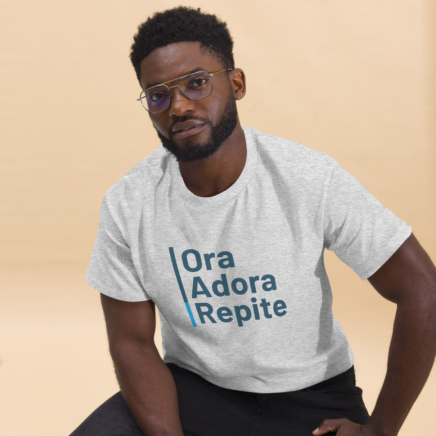 Camiseta clásica unisex- "Ora, Adora, Repite"