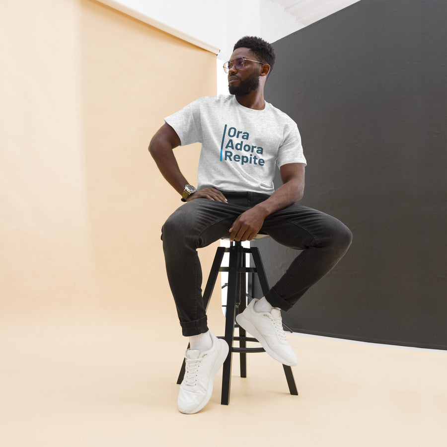 Camiseta clásica unisex- "Ora, Adora, Repite"