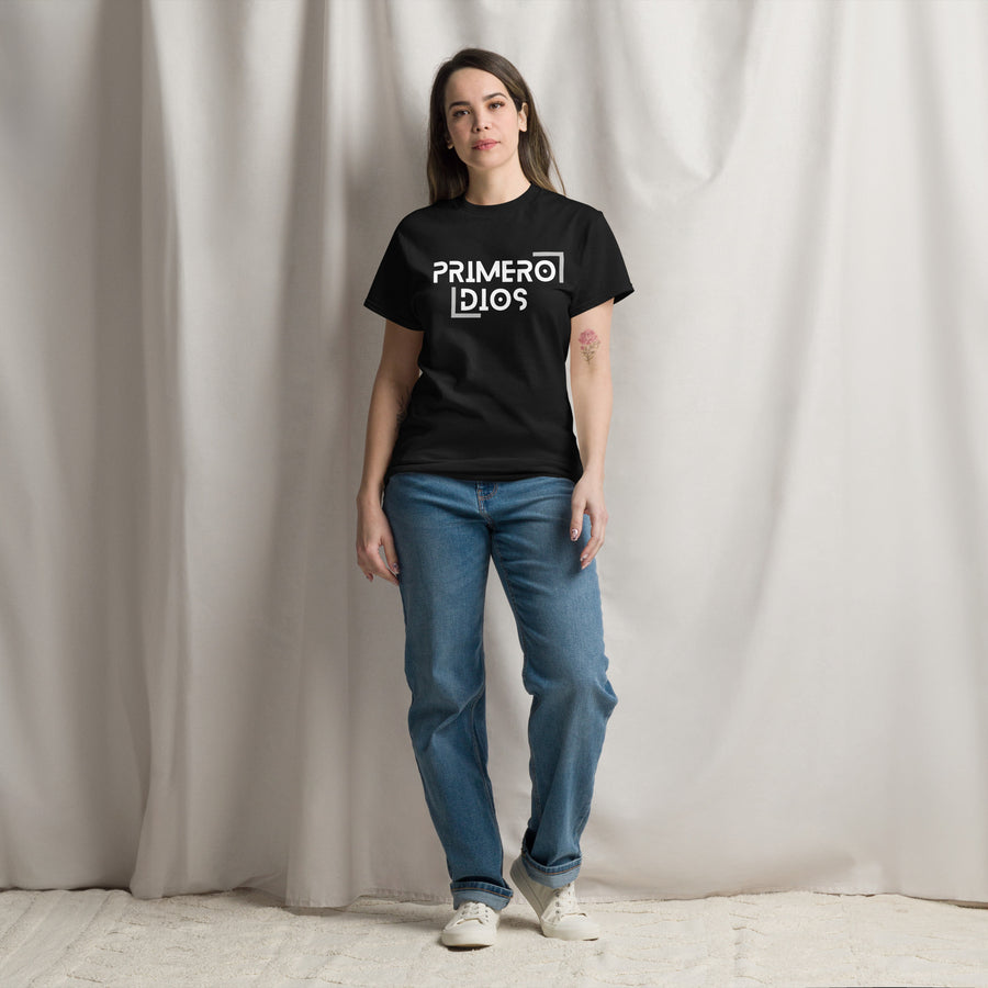 Camiseta clásica unisex (Oscuro)- "Primero Dios"