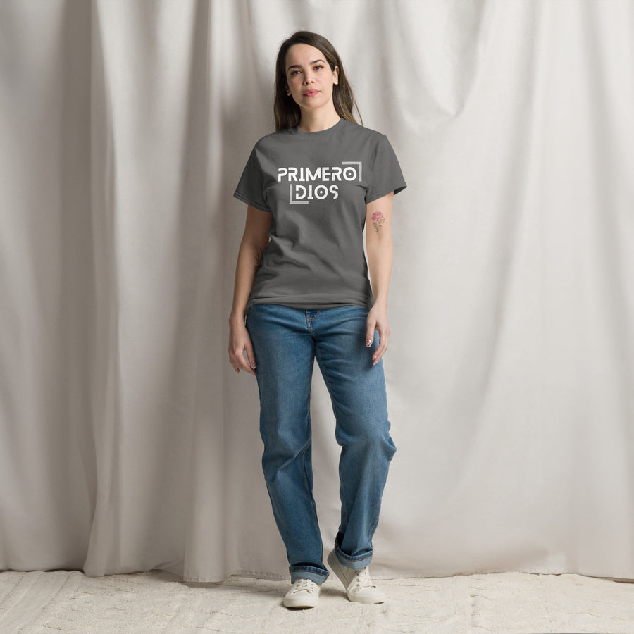 Camiseta clásica unisex (Oscuro)- "Primero Dios"