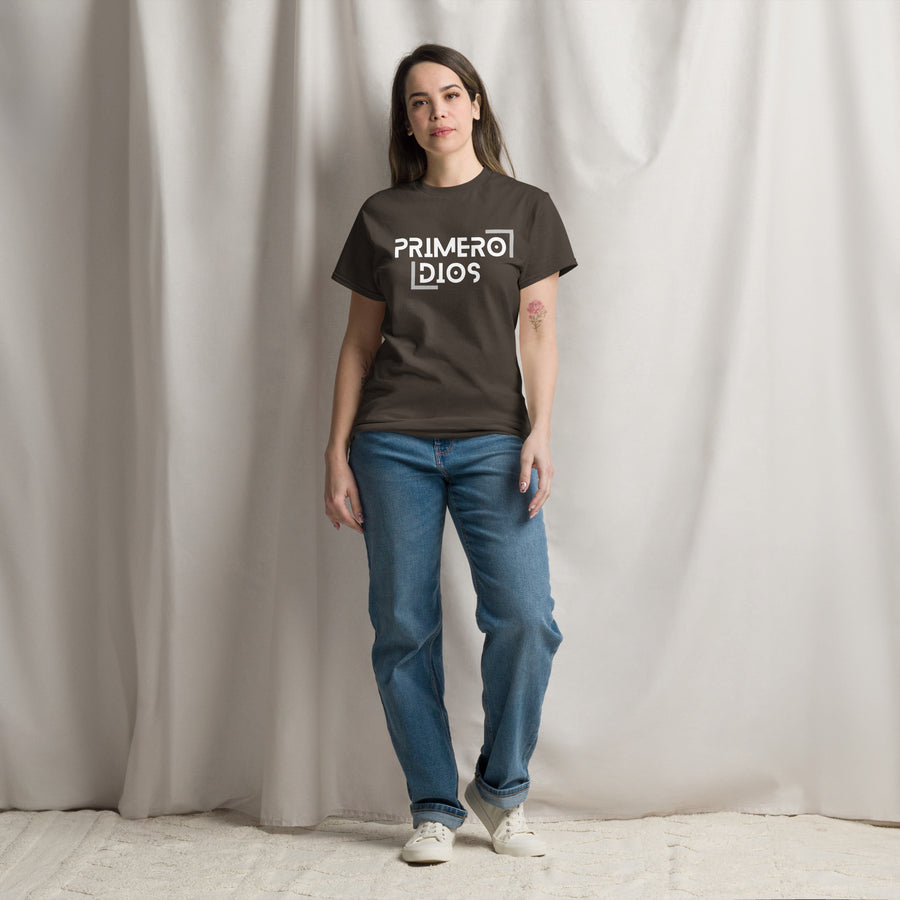 Camiseta clásica unisex (Oscuro)- "Primero Dios"