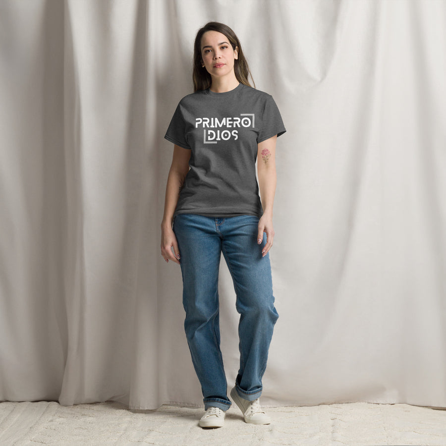 Camiseta clásica unisex (Oscuro)- "Primero Dios"