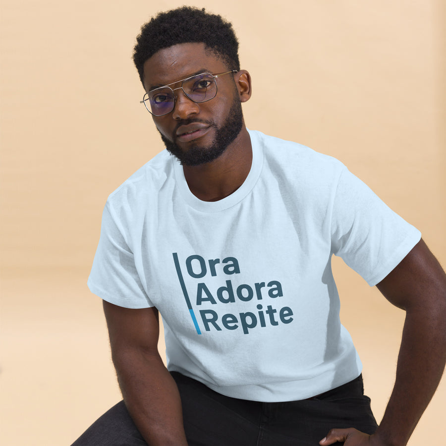 Camiseta clásica unisex- "Ora, Adora, Repite"