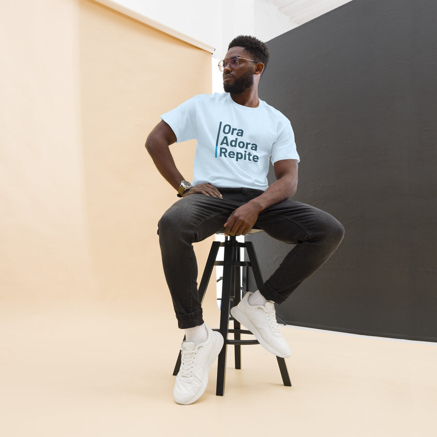 Camiseta clásica unisex- "Ora, Adora, Repite"