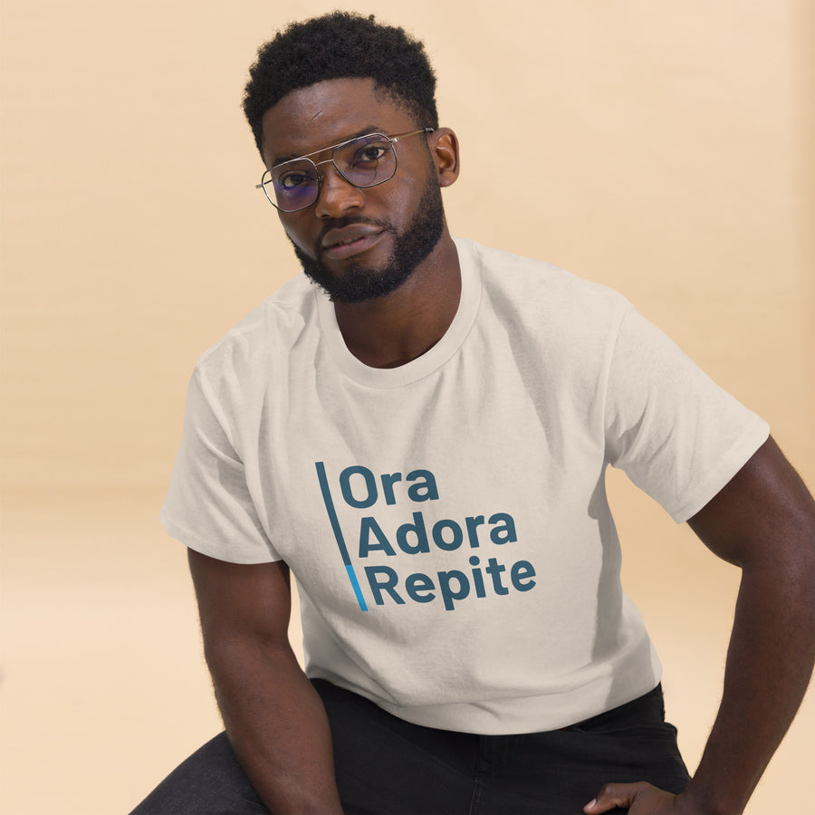 Camiseta clásica unisex- "Ora, Adora, Repite"