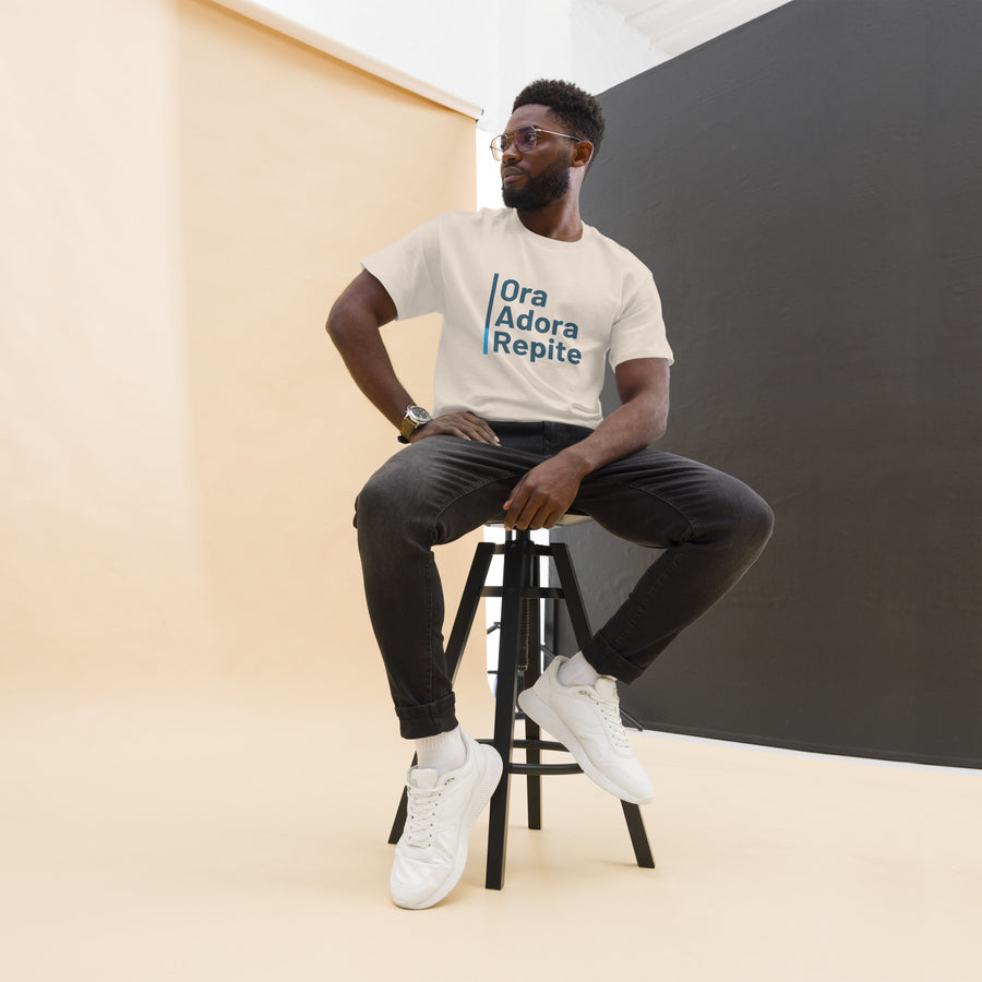 Camiseta clásica unisex- "Ora, Adora, Repite"