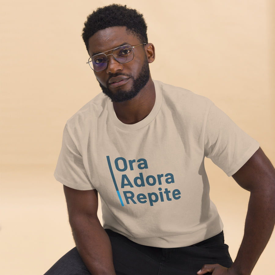 Camiseta clásica unisex- "Ora, Adora, Repite"