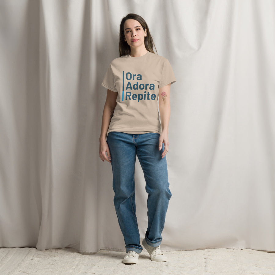 Camiseta clásica unisex- "Ora, Adora, Repite"