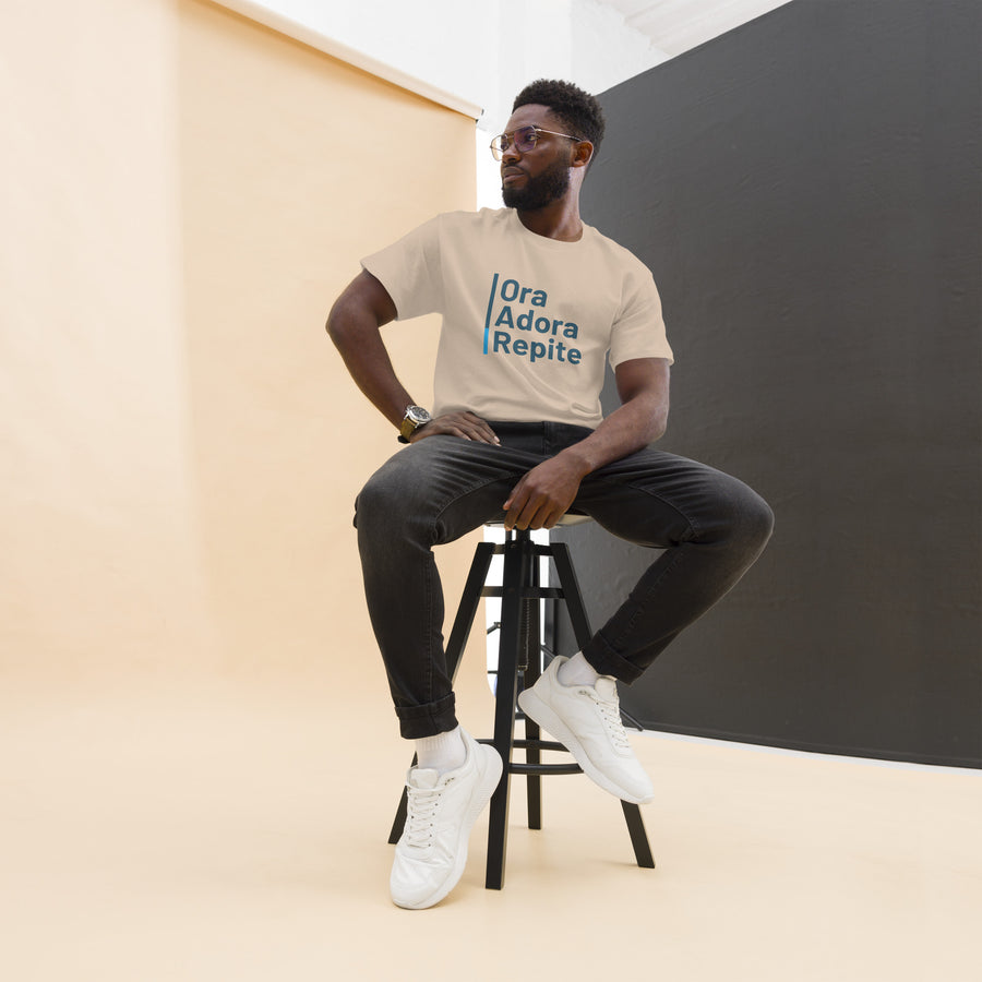 Camiseta clásica unisex- "Ora, Adora, Repite"