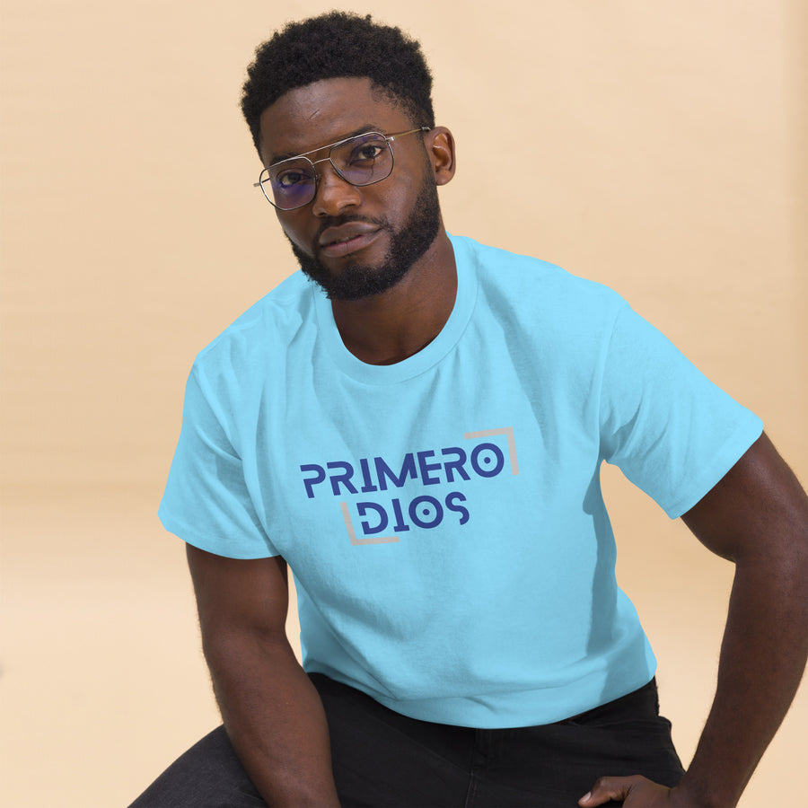 Camiseta clásica unisex (Claro)- "Primero Dios"