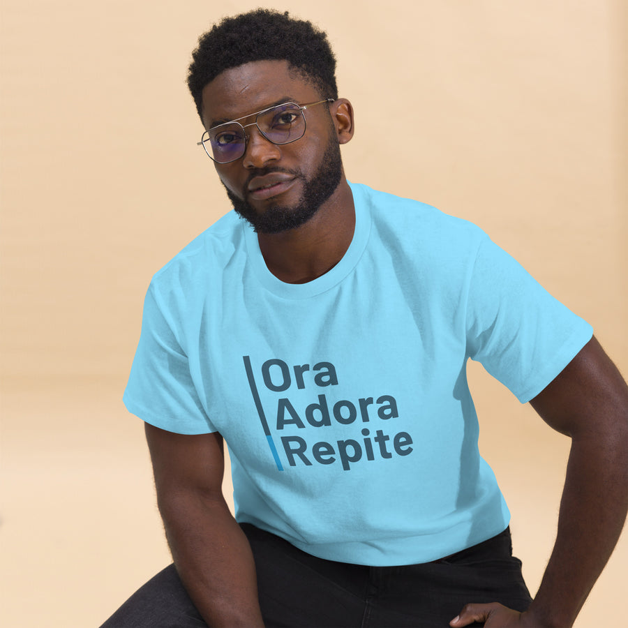 Camiseta clásica unisex- "Ora, Adora, Repite"