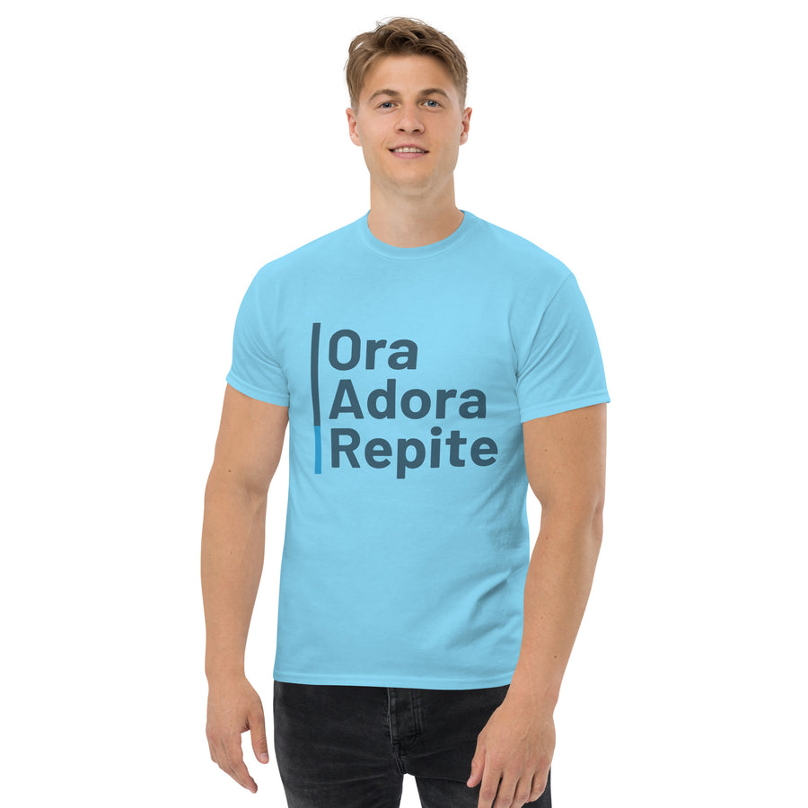 Camiseta clásica unisex- "Ora, Adora, Repite"