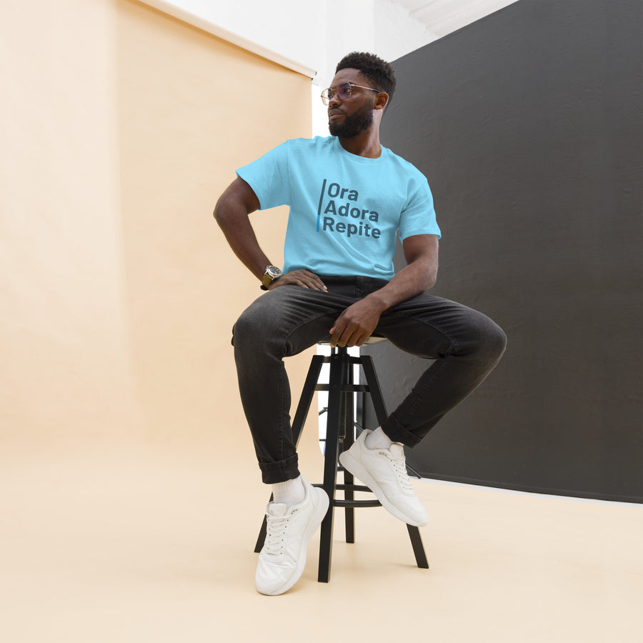 Camiseta clásica unisex- "Ora, Adora, Repite"