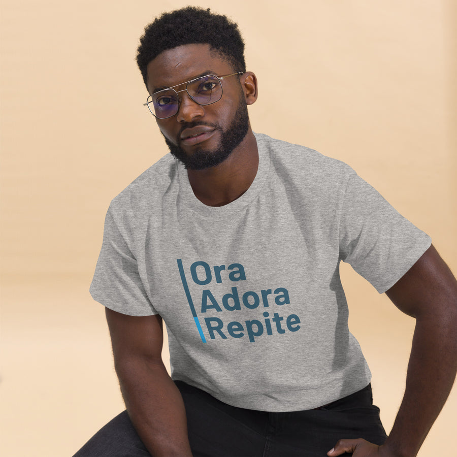 Camiseta clásica unisex- "Ora, Adora, Repite"