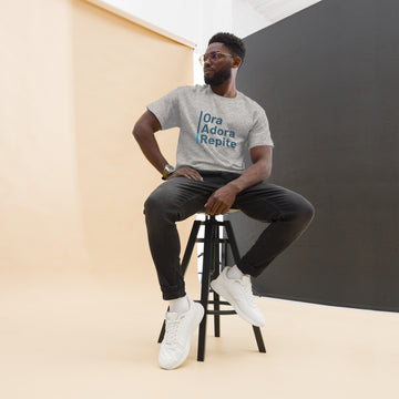 Camiseta clásica unisex- "Ora, Adora, Repite"
