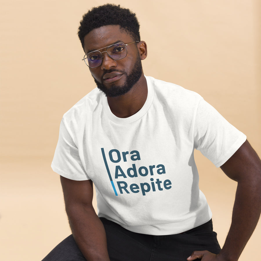 Camiseta clásica unisex- "Ora, Adora, Repite"